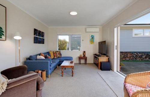 Te Atatu Peninsula House | The Peninsula Riverside Abode with Garden Views