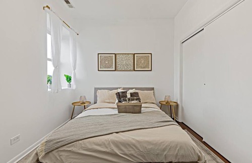 North Kenwood Apartment | The Penthouse, Lux stay near Downtown, UofC & Lake