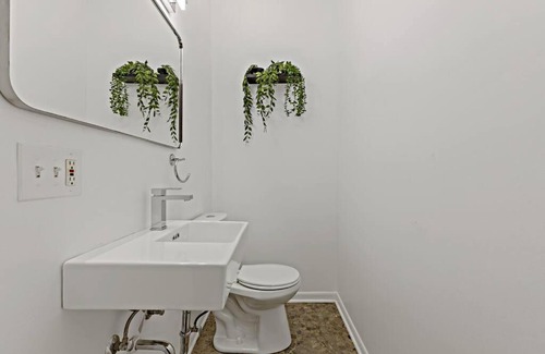 North Kenwood Apartment | The Penthouse, Lux stay near Downtown, UofC & Lake