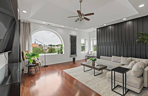 North Kenwood Apartment | The Penthouse, Lux stay near Downtown, UofC & Lake