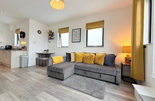 Margate Apartment | The Penthouse Margate, Balconies, Sea View, Gated Parking, Air Con!