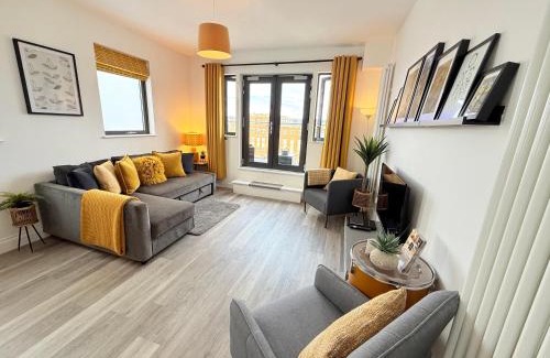 Margate Apartment | The Penthouse Margate, Balconies, Sea View, Gated Parking, Air Con!