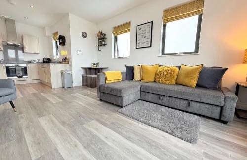 Margate Apartment | The Penthouse Margate, Balconies, Sea View, Gated Parking, Air Con!