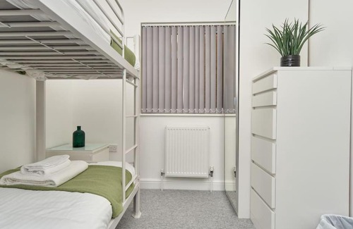 Ventnor Apartment | The Penthouse - Stunning 3 Bed Apt With Sea View Glimpses & Parking - The Perfect Choice For Families, Small Groups & Business Travellers - Dog Friendly - Super Fast Wi-Fi - 1000 Mbps - Close To Ventnor, Shanklin & Sandown - 5 mins To Beach