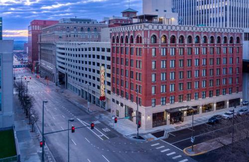 Downtown Omaha Hotel | The Peregrine Omaha Downtown Curio Collection By Hilton