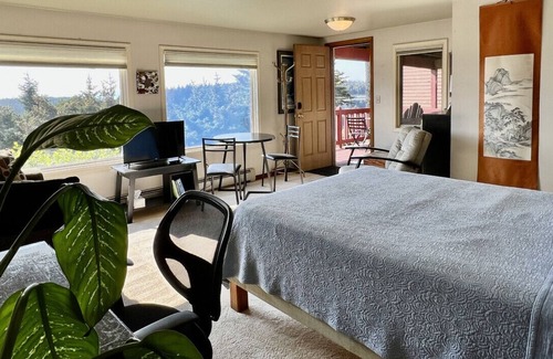 Kodiak House | The Peregrine Private Suite - Comfort and Luxury in the Heart of Kodiak