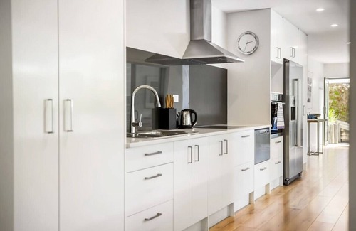 Greenhithe Apartment | The Perfect Spacious 2BR Getaway | Netflix + WiFi
