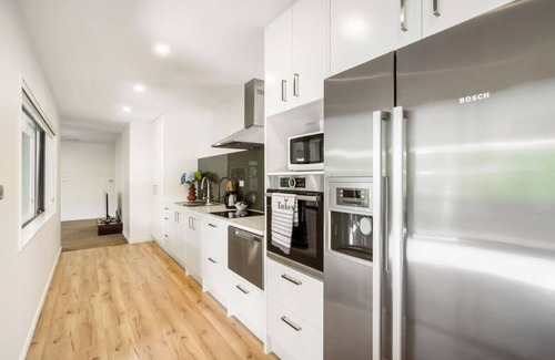 Greenhithe Apartment | The Perfect Spacious 2BR Getaway | Netflix + WiFi