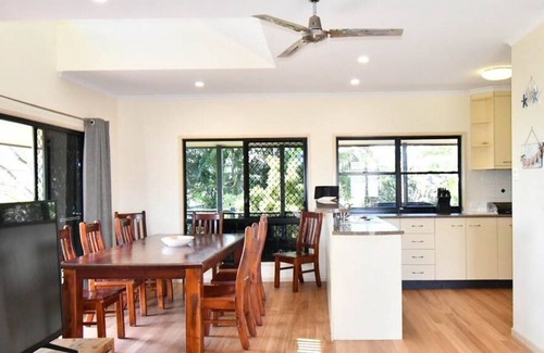 Woodgate House | The Perfect Beachside Holiday Destination!