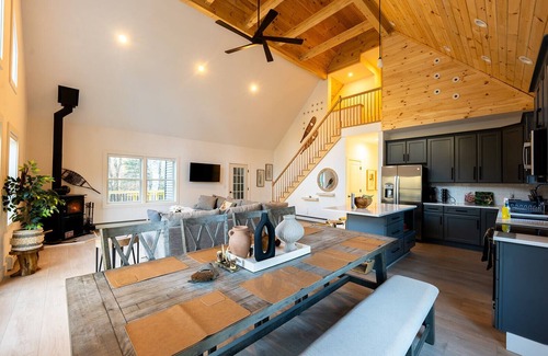 Killington House | The Perfect Modern Killington GetawaynHot tub-Sauna-Movie Room-Speakeasy-VIEWS!