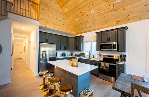 Killington House | The Perfect Modern Killington GetawaynHot tub-Sauna-Movie Room-Speakeasy-VIEWS!