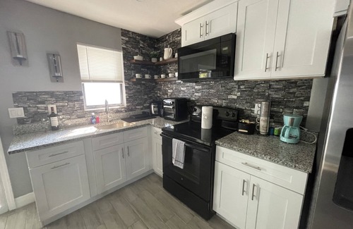Old Grove Apartment | The perfect place very close to downtown and beaches! PETS ARE WELCOME!