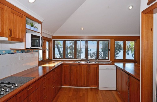 Traviston House | The Perfect Spot - Burrum Heads- Beachfront - 4 BR - Large Yard