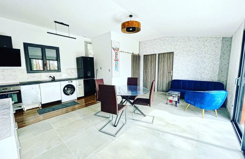 Le Bugue House | The PHOTINIA