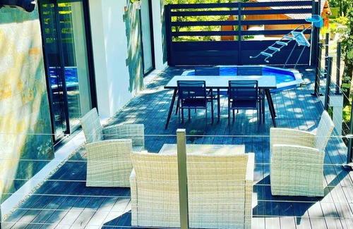 Le Bugue House | The PHOTINIA