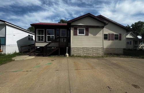 Bagley House | The Pier Cottage located in River of Lakes