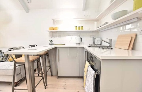 Penzance Apartment | The Piggery - detached retreat for two near beaches, dog friendly, parking