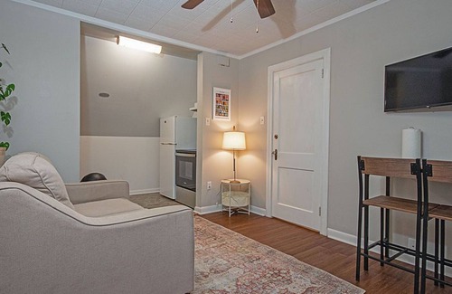 Nacogdoches House | The Pine Loft 1.5 blocks to SFA and directly across from Memorial Hospital