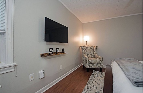 Nacogdoches House | The Pine Loft 1.5 blocks to SFA and directly across from Memorial Hospital