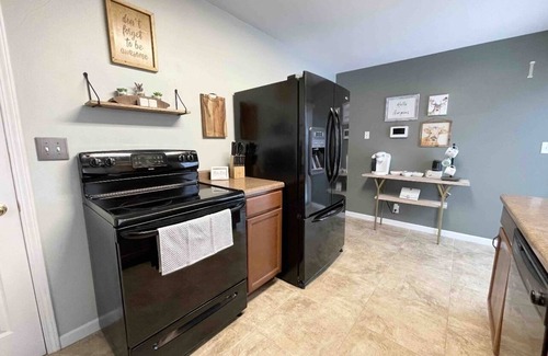 Cedar Rapids - Iowa City House | The Pinehouse - 1 mi to downtown/Czech Village!