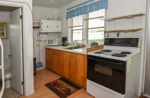Leeds and the Thousand Islands Resort | The Pines Housekeeping Cottage - Gananoque - Cottage 2