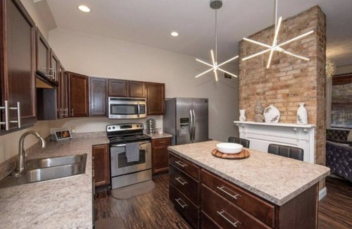 Cincinnati House | The Pink House in Cincinnati - 5 mins from Downtown, OTR, Findlay, & Clifton!n