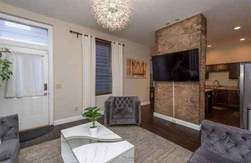 Cincinnati House | The Pink House in Cincinnati - 5 mins from Downtown, OTR, Findlay, & Clifton!n