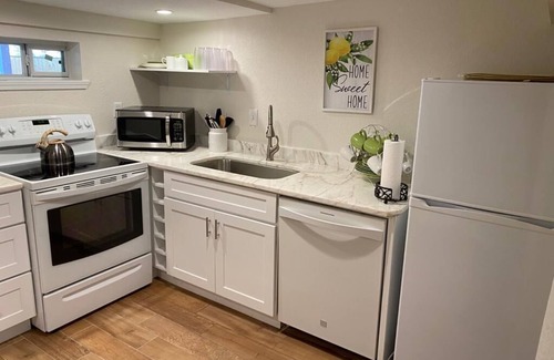 San Jacinto House | The Pink House- minutes walk to beach!