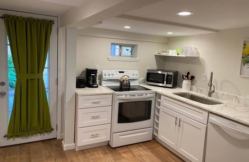 San Jacinto House | The Pink House- minutes walk to beach!