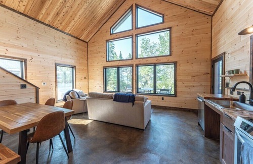 Ely Apartment | The Pioneer Lakeview Cabin with Private Sauna