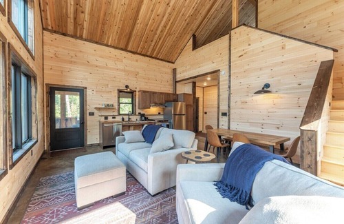 Ely Apartment | The Pioneer Lakeview Cabin with Private Sauna