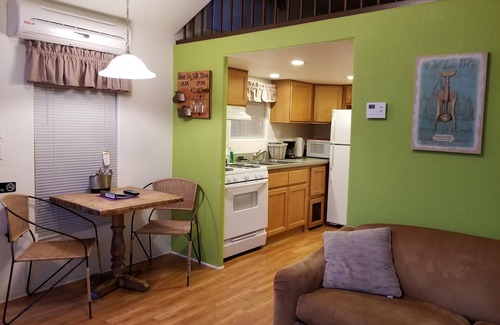 Fredericksburg Cabin | The Plum Cabin at Mendelbaum Winery Guest Cabins