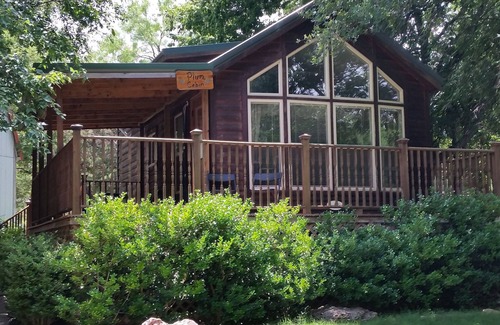 Fredericksburg Cabin | The Plum Cabin at Mendelbaum Winery Guest Cabins