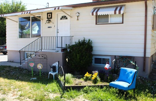 Price House | The Polka Dot Cottage - Two Bedrooms - 50s Vibe