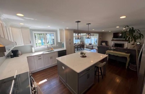 Norwalk House | The Pond House 3 bed 2 bath hot tub sauna and more