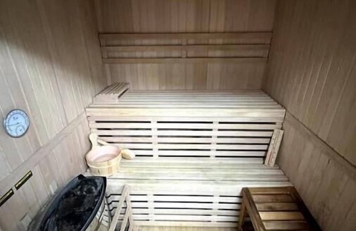 Norwalk House | The Pond House 3 bed 2 bath hot tub sauna and more