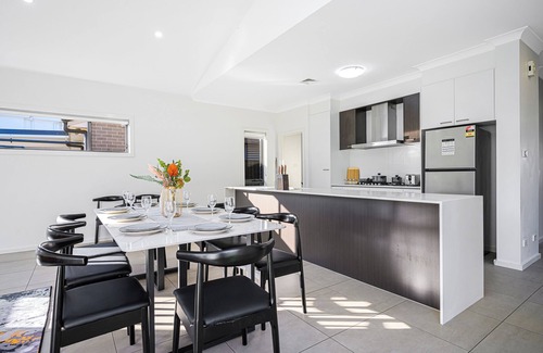 The Ponds House | The Pond sweet 4 br home by Coles with garage&WiFi