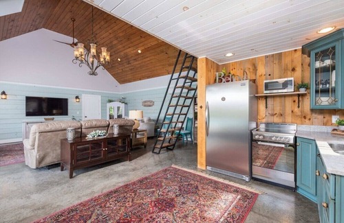 Swoope House | The Pool House: Hot Tub + Pool + 15 mins downtown