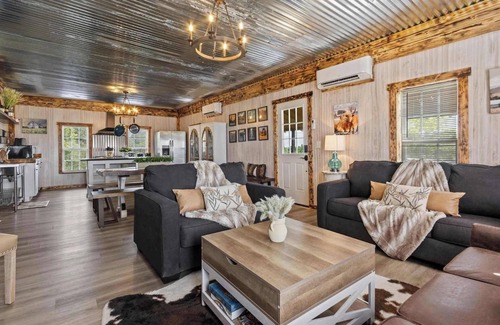 Valley Head House | The Prairie House Retreat