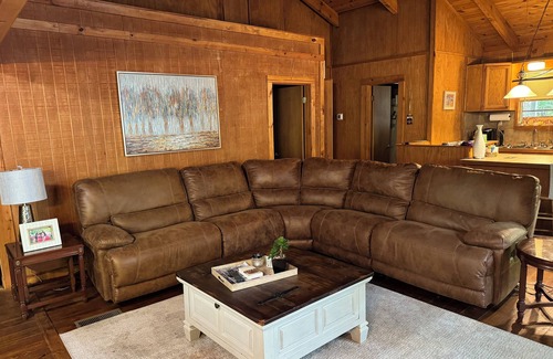 Oakland Cabin | The Presidential Suite, Enid Lake, Ole Miss, Crappie Fishing, ATV, Hunting