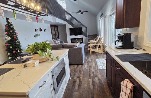 Tweed Cottage | The Pug House. Newly renovated, fully equipped cottage on Moira lake.