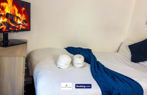 Hanham House | The Purple 5BR House By AltoLuxoExperience Short Lets & Serviced Accommodation With Free Parking