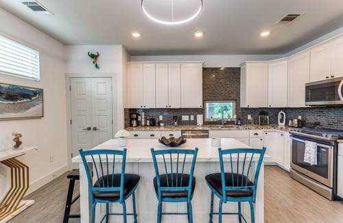 Govalle House | The Q - A modern Austin House w/7 Beds, 3 baths Hot Tub, Golf Sim + DT