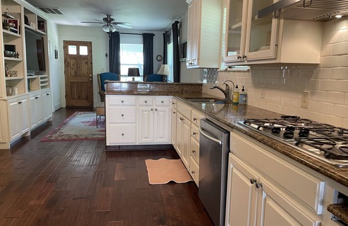 MLK House | The Quaint Craftsman in East Austin- 3BR/2ba w/enclosed front and back yards!