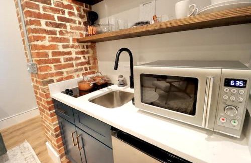 Old Town Alexandria Apartment | The Queen Suite at Prince Street Inn