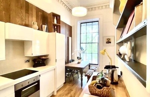 Cheltenham Apartment | The Queens Apt stylish + Free Parking. Hop Skip & Jump to Restaurants