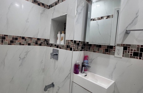 Queens Apartment | The Queens Nest. A newly renovated 1-bedroom apartment in enjoyable Queens