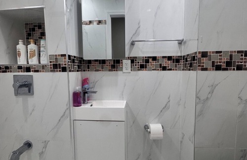 Queens Apartment | The Queens Nest. A newly renovated 1-bedroom apartment in enjoyable Queens