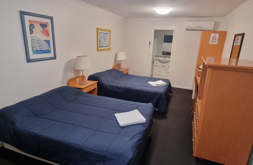 Hemmant Hotel | The Queensport Motel & Tavern