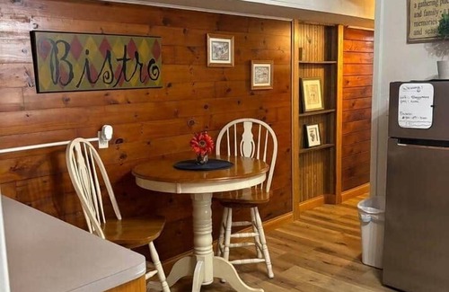 Cambridge House | The Quiet Comfort - Spacious Lower Units Steps from Main Str